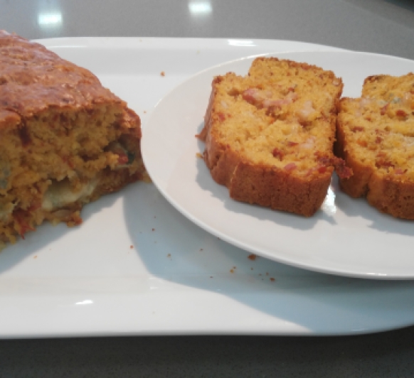 CAKE DE TOMATES SECOS, GORGONZOLA Y BEICON