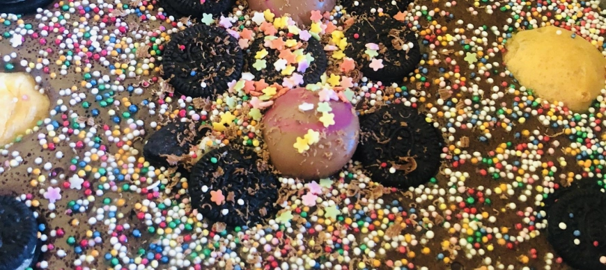 Tarta de profiteroles y oreo