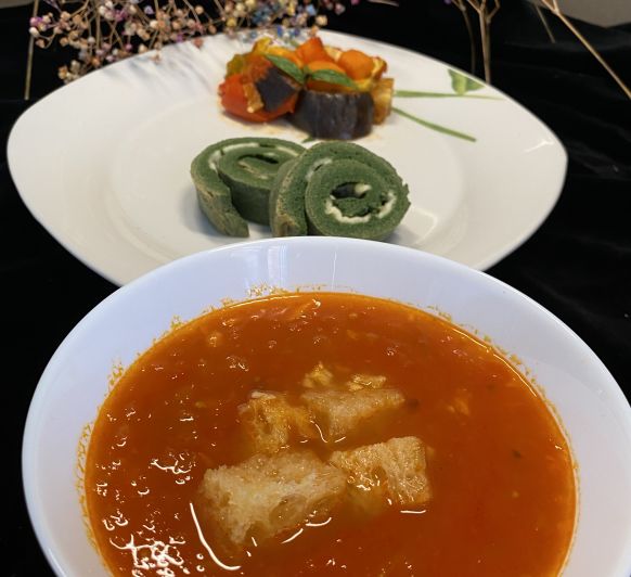 Sopa de Pan al ajillo y tomate. Tortilla de espinacas y Ratatouille al vapor.