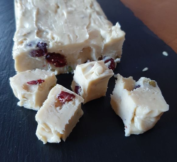 Fudge blanco con pistachos y arándanos con Thermomix®
