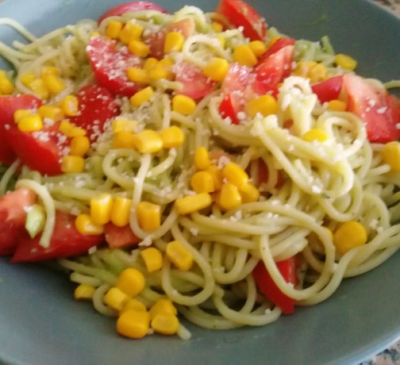 ESPAGUETIS INTEGRALES CON SALSA DE AGUACATE