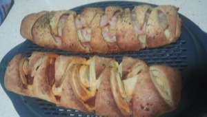 Pan de ajo con beicon y salami Thermomix®